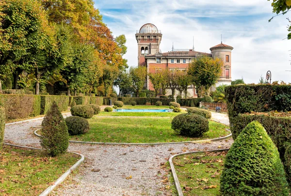 Publiczny park hotelu Villa Toeplitz w Varese, Włochy — Zdjęcie stockowe