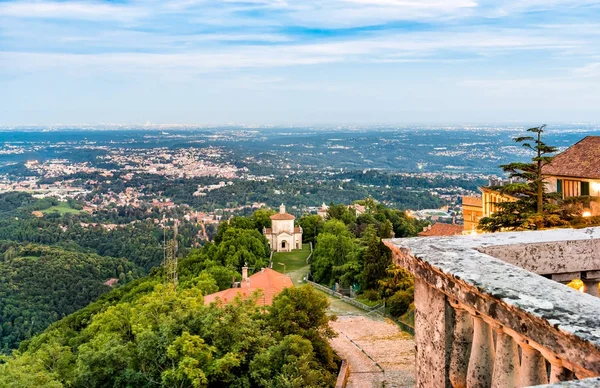 Utsikt över Varese och kapell Xiv på den historiska pilgrimsvägen från heliga montera eller Sacro Monte i Varese — Stockfoto