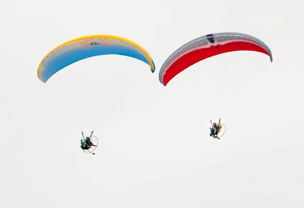 Parapentes volando en el cielo en una demostración de paramotores de aeroshow . — Foto de Stock
