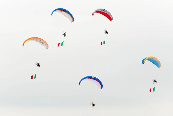 Parapentes volando en el cielo en una demostración de paramotores del espectáculo aéreo . — Foto de Stock