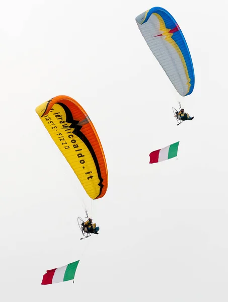 Parapentes volando en el cielo en una demostración de paramotores del espectáculo aéreo . — Foto de Stock