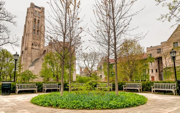 Square of Chicago University campus med utsikt over Rockefeller Memorial Chapel, USA – stockfoto