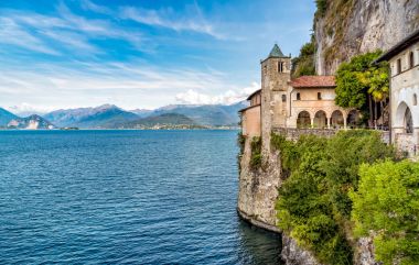 Hermitage Santa Caterina del Sasso rock yüzüdür doğrudan taşkın lake Maggiore, Leggiuno, İtalya
