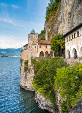 Hermitage Santa Caterina del Sasso rock yüzüdür doğrudan taşkın lake Maggiore, Leggiuno, İtalya