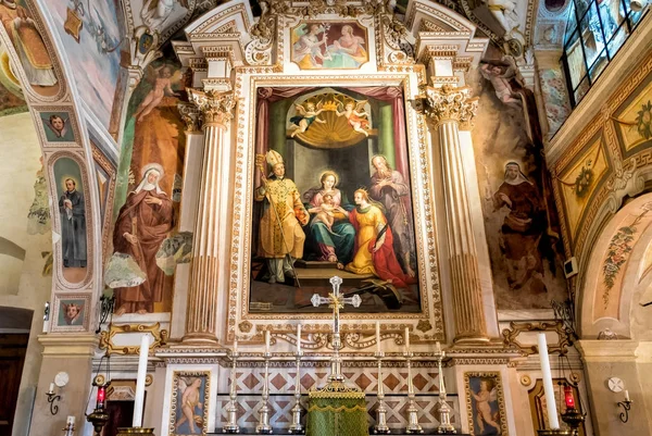 Interior de Hermitage de Santa Caterina del Sasso, é o rosto de rocha que pendura diretamente o lago Maggiore, Leggiuno, Itália — Fotografia de Stock