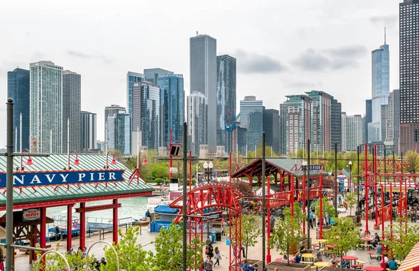 Vista del centro de Chicago desde Navy Pier, que ofrece una gran ciudad y el lago Michigan panorama . — Foto de Stock