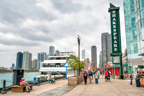 Los turistas están caminando cerca del teatro Shakespeare, ubicado en el famoso parque Navy Pier en Chicago . — Foto de Stock