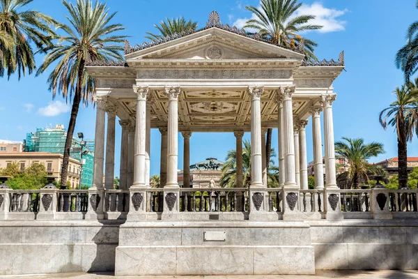 Paleta de música en la plaza Castelnuovo, cerca del teatro Politeama Garibaldi, utilizada para conciertos al aire libre en Palermo, Italia — Foto de Stock