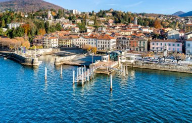 Luino, havadan görünümü Gölü kıyısındaki Maggiore İtalya Varese eyaletinde küçük bir kasaba olduğunu.