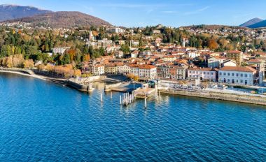 Luino, havadan görünümü Gölü kıyısındaki Maggiore İtalya Varese eyaletinde küçük bir kasaba olduğunu.