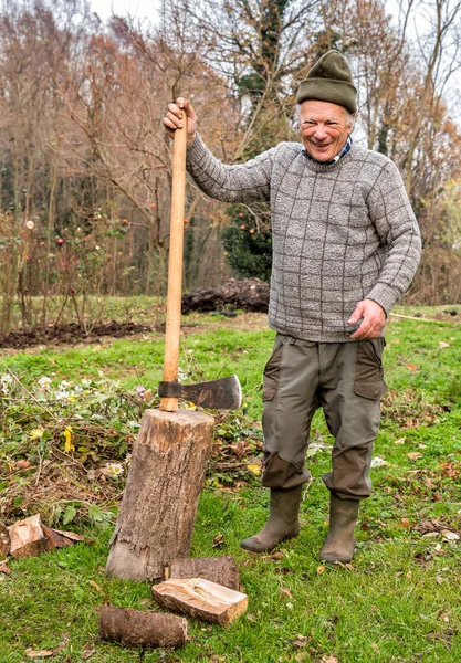 秋の庭で斧と年配の男性. — ストック写真