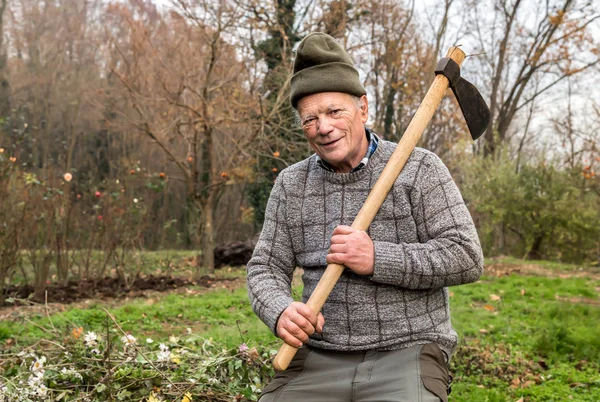 Portrait d'un homme âgé avec une hache par-dessus son épaule . — Photo