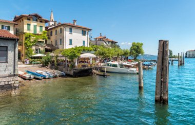 Stresa, Verbania, İtalya - 28 Temmuz 2016: Pier bir giriş balıkçı Adası veya Isola dei Pescatori, lake Maggiore Piedmont Kuzey İtalya Borromean Adaları.