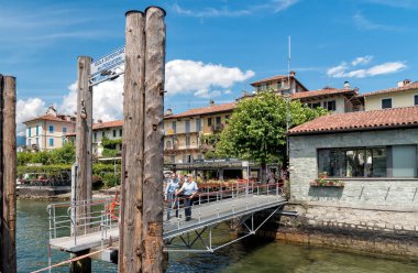 Stresa, Verbania, İtalya - 28 Temmuz 2016: Pier bir giriş balıkçı Adası veya Isola dei Pescatori, lake Maggiore Piedmont Kuzey İtalya Borromean Adaları.
