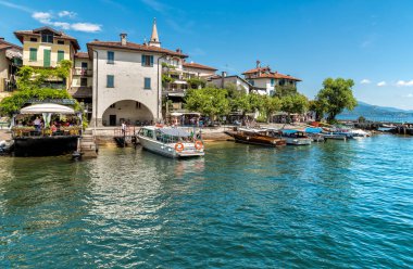 Stresa, Verbania, İtalya - 28 Temmuz 2016: Balıkçılar Island görünümü veya Isola dei Pescatori, lake Maggiore Piedmont Kuzey İtalya Borromean Adaları.