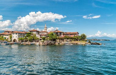 Stresa, Verbania, İtalya - 28 Temmuz 2016: Balıkçılar Island görünümü veya Isola dei Pescatori, lake Maggiore Piedmont Kuzey İtalya Borromean Adaları.