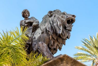 Aslan heykeli önünde tiyatro Massimo Vittorio Emanuele Palermo, Sicilya, İtalya.