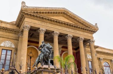 Aslan heykeli önünde tiyatro Massimo Vittorio Emanuele Palermo, Sicilya, İtalya.