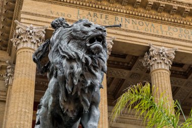 Aslan heykeli önünde tiyatro Massimo Vittorio Emanuele Palermo, Sicilya, İtalya.