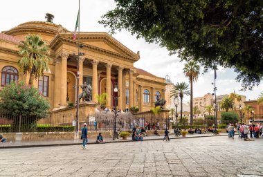 Palermo, Sicilya, İtalya - 5 Ekim 2017: Turistler önünde ünlü opera binası tiyatro Massimo Vittorio Emanuele Palermo. 