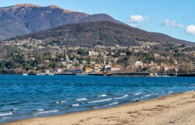 Şehir Lake Maggiore, Varese, İtalya ilinin üzerinden Luino görüntüleyin.