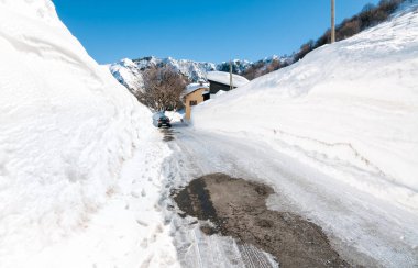 Alpe di Neggia sonra yoğun kar yağışı, dağ geçmek Val Veddasca İtalya ve İsviçre Gambarogno arasında.