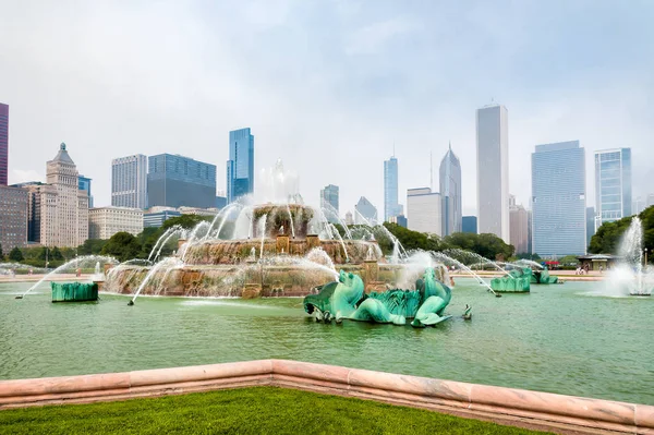 Buckingham Memorial Fountain Con Rascacielos Fondo Chicago Grant Park Illinois — Foto de Stock