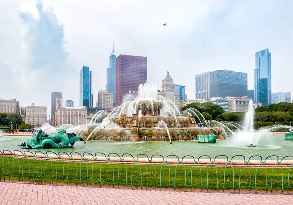 Buckingham Memorial Fountain Con Rascacielos Fondo Chicago Grant Park Illinois — Foto de Stock