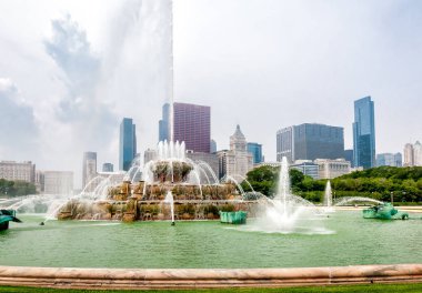 Buckingham anıt Çeşmesi ile gökdelenler içinde geçmiş Chicago Grant Park, Illinois, ABD