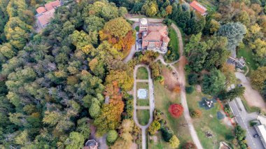 Villa Toeplitz havadan görünümü ile sonbahar park Varese, İtalya