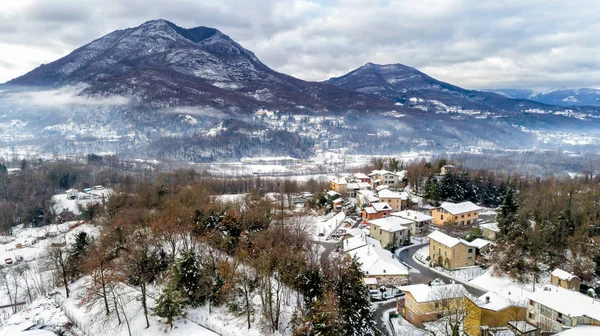フェレラ ヴァレーゼの冬の風景の空撮はイタリア ヴァレーゼのない丘の上にある小さな村です — ストック写真