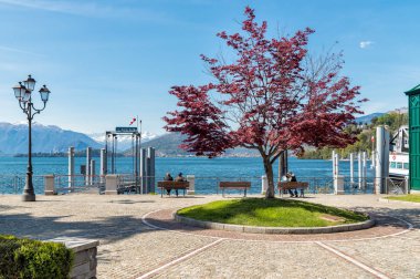 Laveno Mombello, İtalya - 6 Nisan 2017: Lakeside promenade City Laveno Mombello'daki Varese eyaletinde lake Maggiore kıyısında.