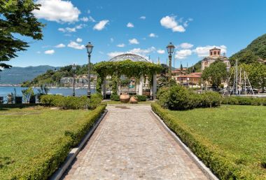 Laveno Mombello, İtalya 'nın Varese ilindeki Maggiore Gölü' nün doğu kıyısının turizm başkentidir.