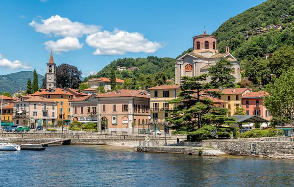 Pohled Laveno Mombello Hlavní Město Cestovního Ruchu Východním Břehu Jezera — Stock fotografie