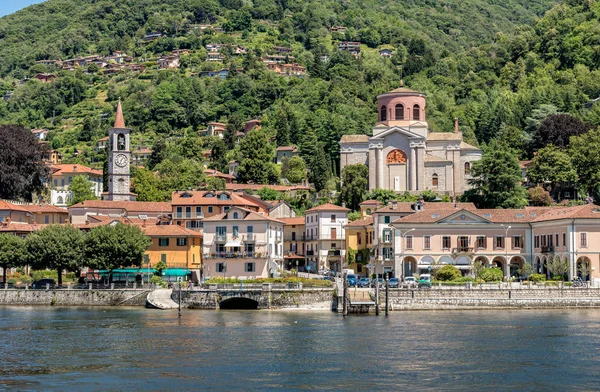 Widok Laveno Mombello Jest Stolicą Turystyczną Wschodniego Brzegu Jeziora Maggiore — Zdjęcie stockowe