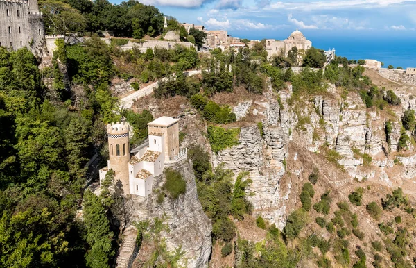 Küçük kale Torretta Pepoli görünümünü ve St. John Kilisesi Erice, İtalya, Sicilya bölgesindeki Trapani eyaletinde Baptis
