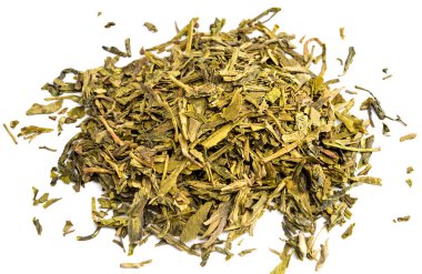 Yeşil çay kuru yaprakları beyaz arka plan üzerinde izole