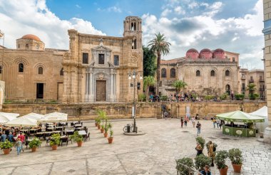 Palermo, Sicilya, İtalya - 5 Ekim 2017: View of Bellini Square Santa Maria dell'Ammiraglio Martorana Kilisesi ve San Cataldo Kilisesi, Palermo merkezi olarak bilinen kilise ziyaret turistler ile. 