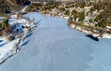 Varese eyaletinde, İtalya içinde donmuş göl Ghirla kış manzara havadan görünümü.