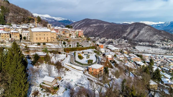 冬には Cadegliano Viconago の航空写真ビューがイタリア ヴァレーゼ県でポンテ トレーザの上にある小さな村です — ストック写真