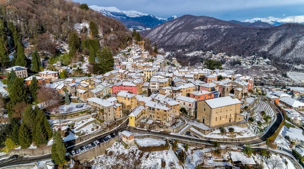 Cadegliano Viconago 在冬季的鸟瞰图 是位于意大利瓦雷泽省 Tresa 的一个小村庄 — 图库照片