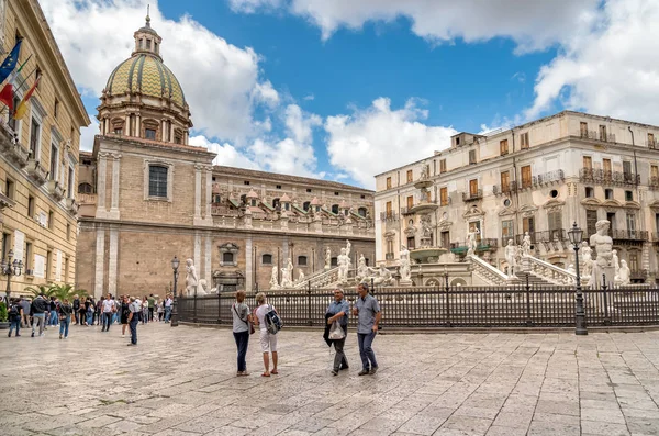 Palermo Sicilia Italia Octubre 2017 Turistas Visitan Fuente Pretoria Plaza — Foto de Stock