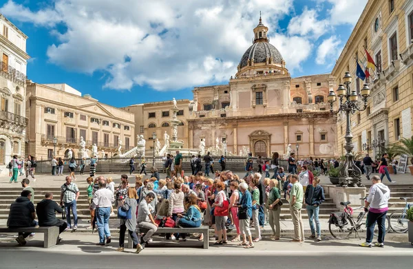 巴勒莫 西西里 意大利 2017年10月6日 游客在巴勒莫的耻辱广场参观比勒陀利亚喷泉 圣卡特琳教堂背景 — 图库照片