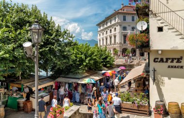 Stresa, Verbania, İtalya - 28 Temmuz 2016: Bella Adası, lake Maggiore Borromean Adaları'nın tarihi merkezinde açık pazar ziyaret turistler. 