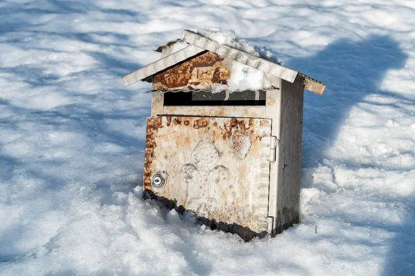 Régi Rozsdás Fém Postaláda Havon — Stock Fotó