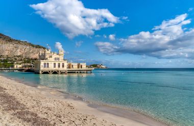 Görünüm Charleston, Mondello beach kuruluş Denizi'ndeki Palermo, Sicilya, İtalya