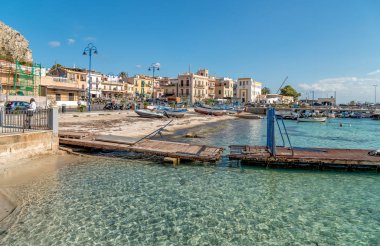 Mondello - Palermo, Sicilya, İtalya - 9 Ekim 2017: Küçük bağlantı noktası Merkezi Mondello Palermo şehrinin merkezi yakınlarındaki balıkçı tekneleri ile.