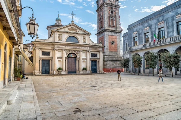 Varese, İtalya - 12 Ocak 2018: Görünüm, Romanesk Bazilika, San Vittore kilise San Lorenzo Varese Meydanı.