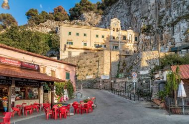 Palermo, Sicilya, İtalya - 6 Ekim 2017: Sanctuary of Saint Rosalia barlar, restoranlar ve dükkanlar Monte Pellegrino Palermo top ile Bonanno sokakta.