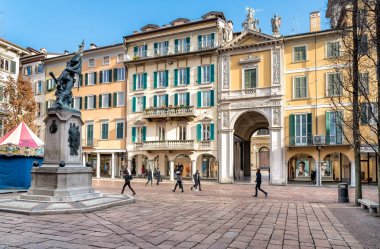 Varese, İtalya - 12 Ocak 2018: Temsilcisi Meydanı Corso Matteotti street Varese tarihi merkezi ile. 